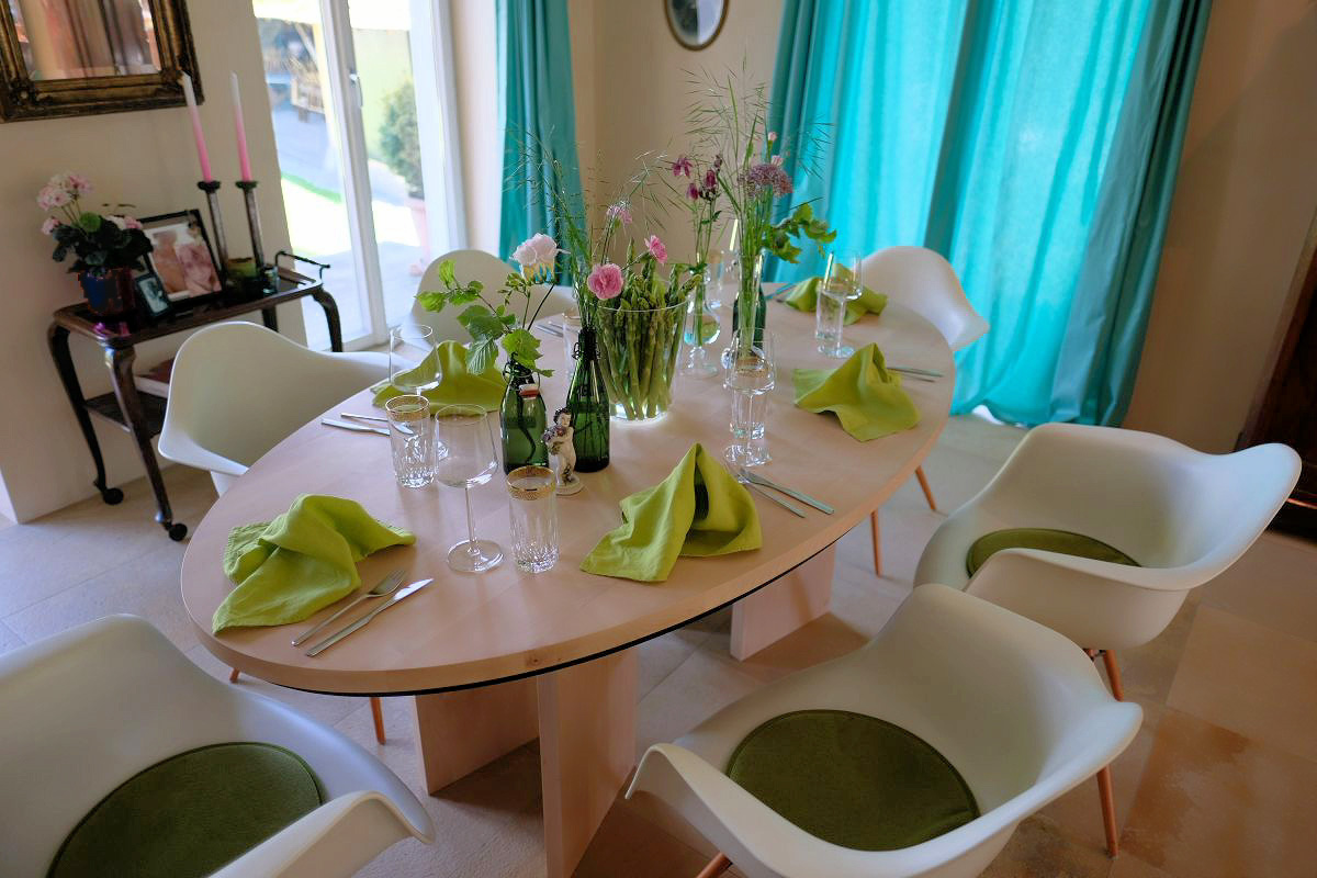 FAVORIT Tisch aus Ahorn