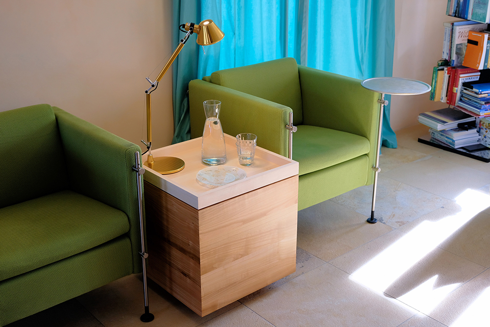 T.! Tisch mit Tablett – Ansicht 1